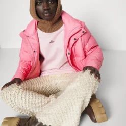 Holzweiler Mads Short Puffer - Gewatteerde Jas - Pink 11 Holzweiler Mads Short Puffer - Gewatteerde Jas - Pink -Aanbiedingen Mode Toon Winkel 11688d47710f4d1583595e42ffee4a1d scaled