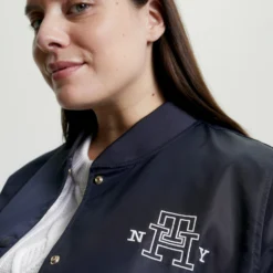 Varsity Logo - Bomberjacks - Desert Sky 8 Varsity Logo - Bomberjacks - Desert Sky -Aanbiedingen Mode Toon Winkel 268cead2ca874edfbd8faf36f1996264 scaled