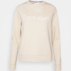 Calvin Klein Core Logo - Sweater - White Clay 8 Calvin Klein Core Logo - Sweater - White Clay -Aanbiedingen Mode Toon Winkel 28fe3dac0bd4491aa03e5804ed475f3b scaled