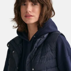 Gant Light - Bodywarmer - Evening Blue 9 Gant Light - Bodywarmer - Evening Blue -Aanbiedingen Mode Toon Winkel 35acf3fe93a54ab3a8d426bd2e3cd728 scaled