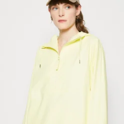 Rains Anorak - Regenjas - Straw 9 Rains Anorak - Regenjas - Straw -Aanbiedingen Mode Toon Winkel 394a3fd1f4e84453a8099acde5ad61c7 scaled