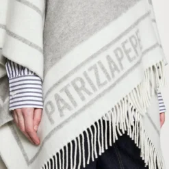 Patrizia Pepe Poncho - Poncho - Grey/White 9 Patrizia Pepe Poncho - Poncho - Grey/White -Aanbiedingen Mode Toon Winkel 700677b9c17e4d14bb052ab197cfe8e9 scaled
