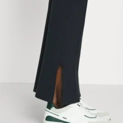 CLAUDIE PIERLOT Broek - Marine 9 CLAUDIE PIERLOT Broek - Marine -Aanbiedingen Mode Toon Winkel 72cfaaaf25014d8eba8aa0cd7880feb4 scaled