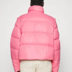 Holzweiler Mads Short Puffer - Gewatteerde Jas - Pink 9 Holzweiler Mads Short Puffer - Gewatteerde Jas - Pink -Aanbiedingen Mode Toon Winkel 8e7a238545554685a8b62b6bdde894a5 scaled