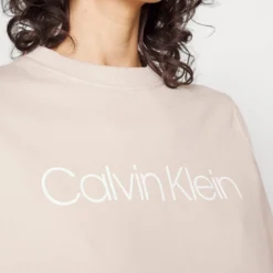 Calvin Klein Core Logo - Sweater - White Clay 9 Calvin Klein Core Logo - Sweater - White Clay -Aanbiedingen Mode Toon Winkel e2fb8b80416444bc975899181f11277c scaled